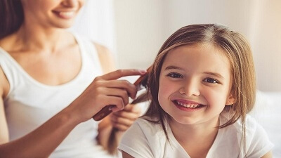  أضرار تصيب طفلتك عند ربط شعرها دائمًا 