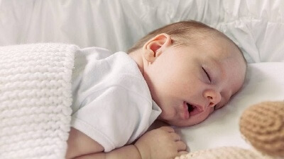  لماذا ينام الطّفل وفمه مفتوح؟