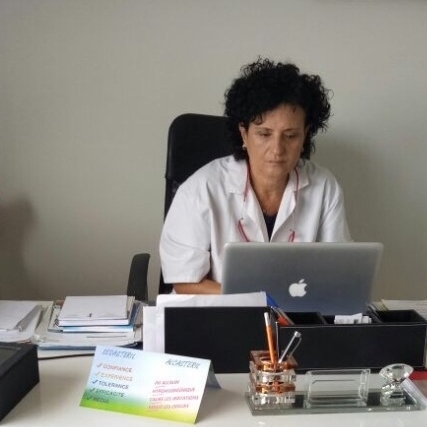 الدكتورة مليكة عيساوي أخصائية جراحة الاحشاء والجهاز الهضمي