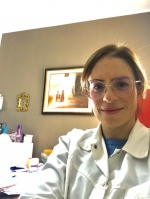الدكتورة إيمان عيسي عكاري  أخصائي الأمراض الرئوية