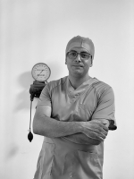 الدكتور زايري محمد اناس أخصائي جراحة المسالك البولية